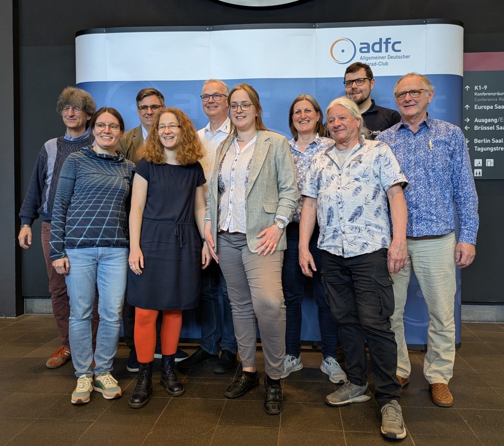 Der neue Landesvorstand: Hintere Reihe: Lars Düerkop, Patrick Berner, Marc Zietan, Verena Reiter (stellvertretende Vorsitzende und Schatzmeisterin), Dirk Röder, Jürgen Heidenreich, Vordere Reihe: Maja Tölke, Susanne Niemann (Vorsitzende), Dr. Anna Limbach (Vorsitzende), Lux van der Zee. © ADFC