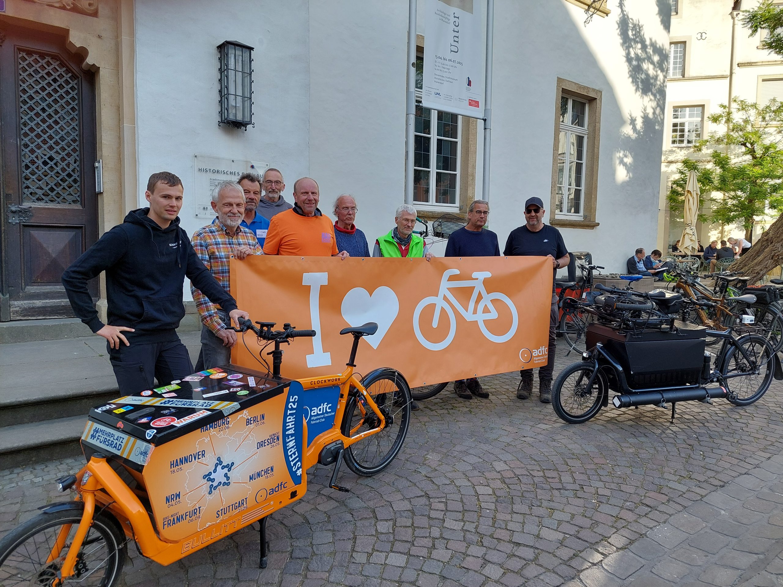 Übergabe des Lastenrades auf dem Marktplatz in Warendorf ©ADFC