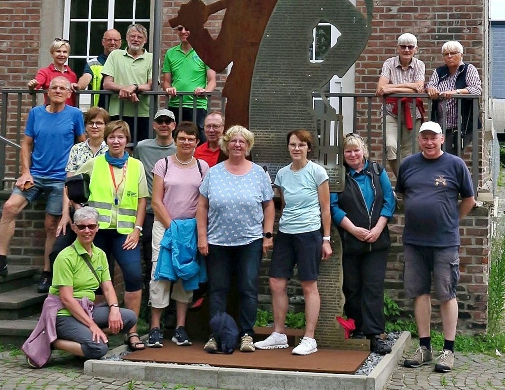 Gruppenfoto vor der Skulptur des Bergmann vor dem Barbarahaus der Zeche Lohberg ©Maria Diecker