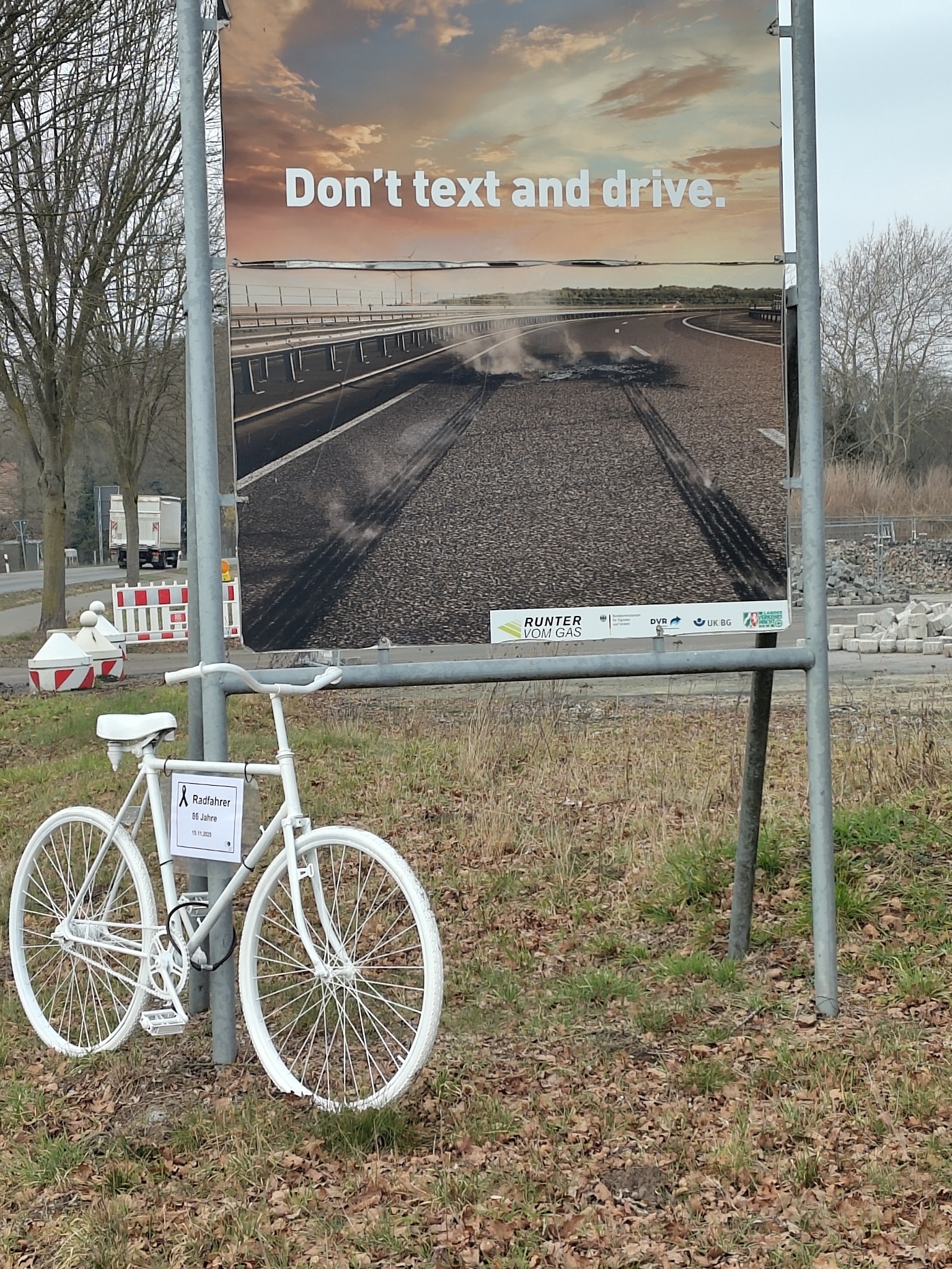 Ein weißes Fahrrad in Warendorf