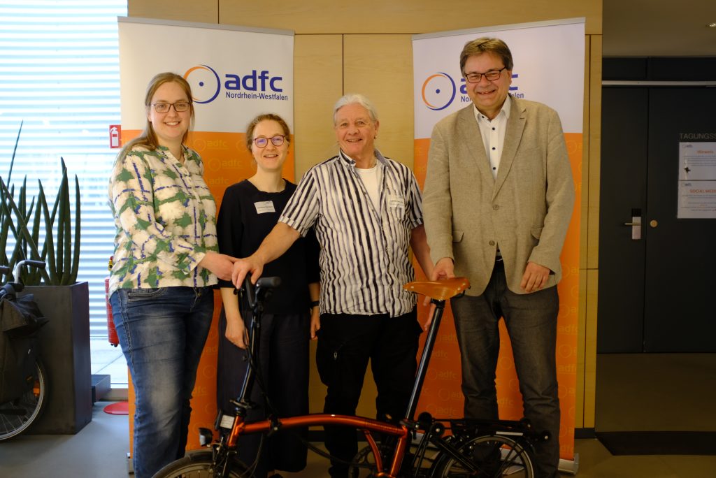 Gruppenfoto mit dem Bürgermeister: Anna Limbach und Susanne Niemann (Landesvorsitzende), Lux van der Zee (Vorsitzender Kreisverband Münsterland), Klaus Rosenau (Bezirksbürgermeister Münster) ©ADFC NRW